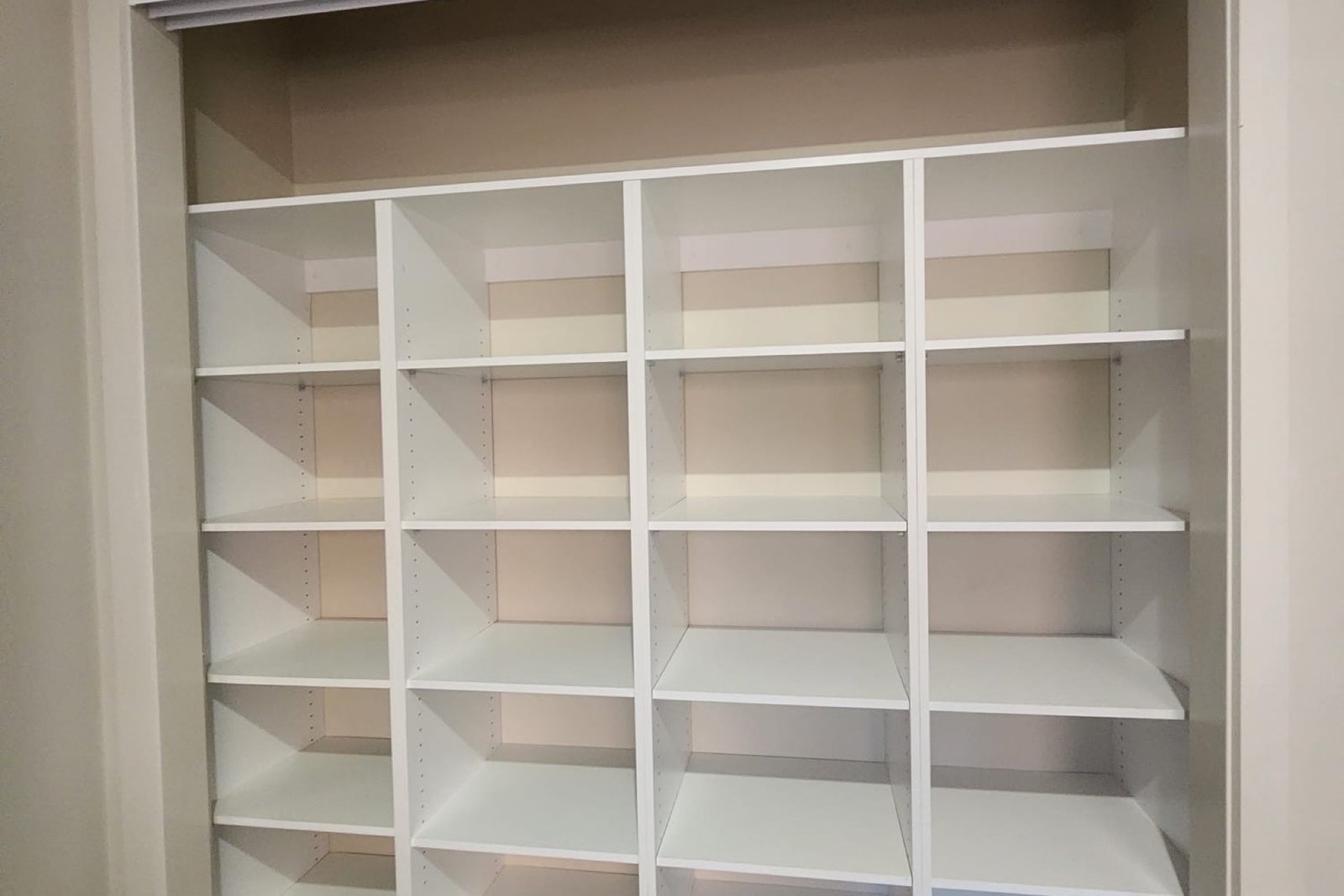 Soft-close drawer runners